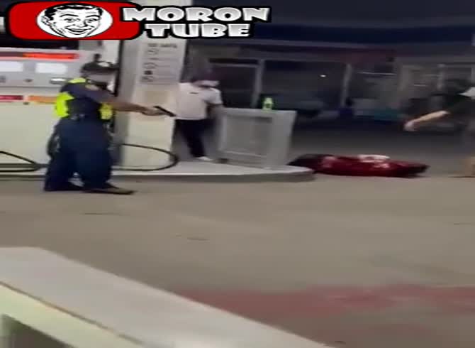 Video: An attacker is effectively incapacitated by an undercover police officer